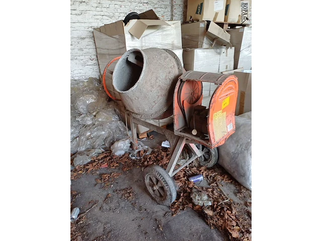 Lot 1143 - betonmolen - afbeelding 1 van  5