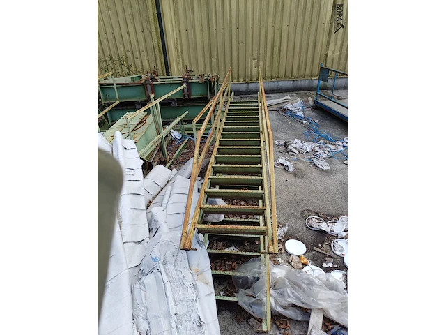 Lot 1145 - metalen industriële ladder - afbeelding 2 van  5