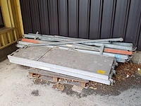 Lot 1146 - onderdelen en planken stelling - afbeelding 1 van  1