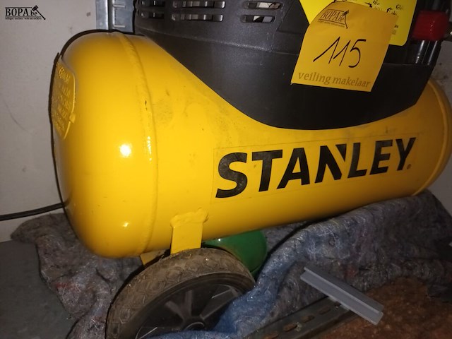 Lot 115 - compressor stanley - afbeelding 3 van  3