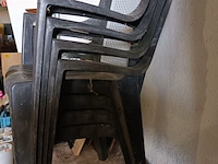 Lot 115 - pvc tuintafel en stoelen - afbeelding 3 van  5