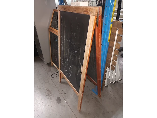 Lot 115 - stoepborden en krijtbord. 3 stuks - afbeelding 2 van  5