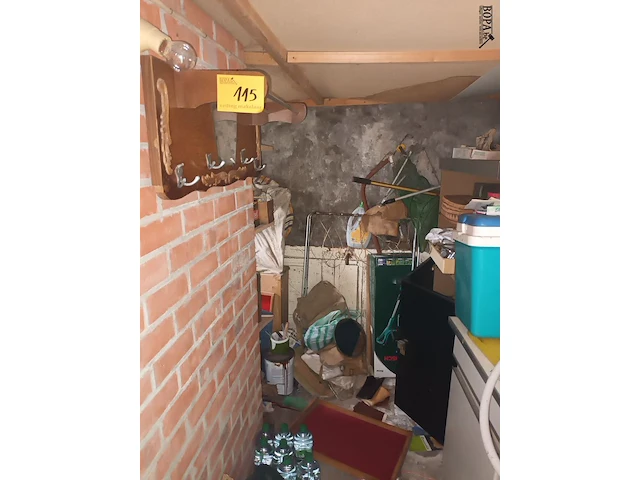 Lot 115 - vissersgerief, werkmateriaal. inhoud berging - afbeelding 1 van  7