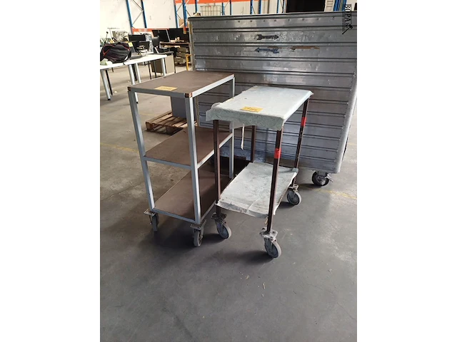 Lot 1151 - metalen trolly. 2 stuks - afbeelding 1 van  4