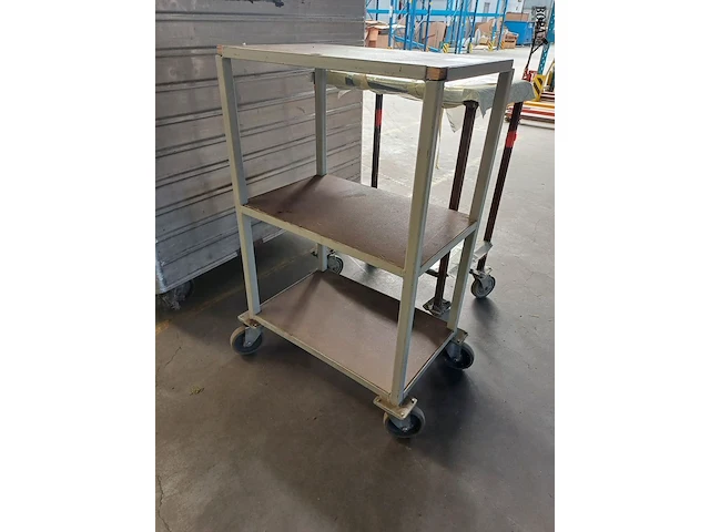 Lot 1151 - metalen trolly. 2 stuks - afbeelding 3 van  4