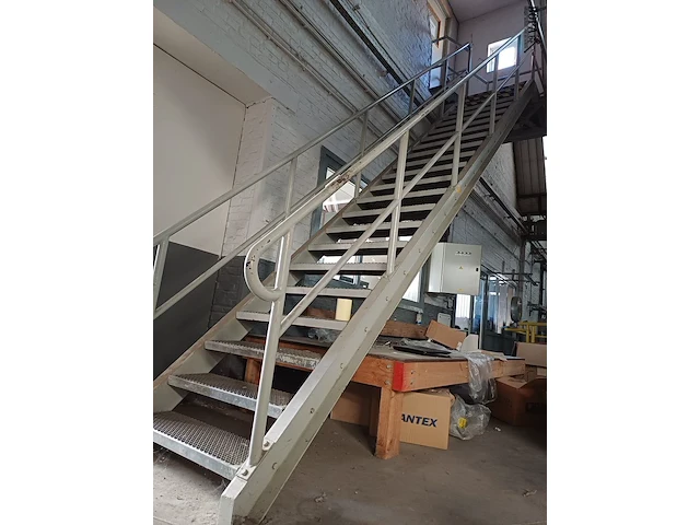 Lot 1155 - metalen trap met overloop - afbeelding 1 van  10