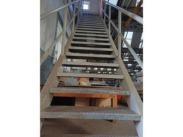 Lot 1155 - metalen trap met overloop - afbeelding 4 van  10