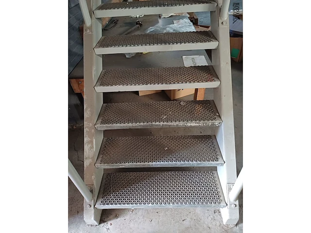 Lot 1155 - metalen trap met overloop - afbeelding 5 van  10