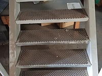 Lot 1155 - metalen trap met overloop - afbeelding 5 van  10