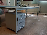 Lot 116 - witte tafel met ladekast - afbeelding 1 van  4