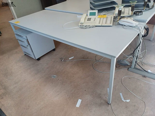 Lot 116 - witte tafel met ladekast - afbeelding 3 van  4