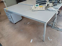 Lot 116 - witte tafel met ladekast - afbeelding 3 van  4
