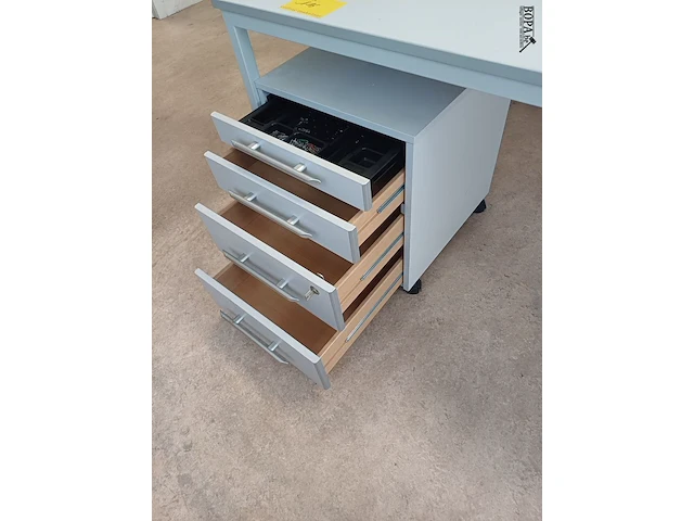 Lot 116 - witte tafel met ladekast - afbeelding 4 van  4