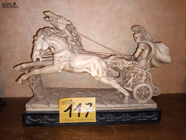 Lot 117 - beeld gladiator - afbeelding 1 van  4