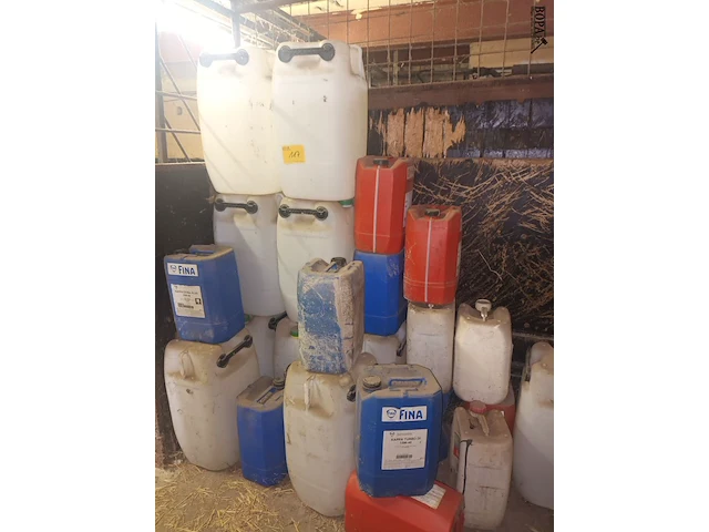 Lot 117 - bidons met producten - afbeelding 1 van  4
