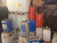 Lot 117 - bidons met producten - afbeelding 1 van  4