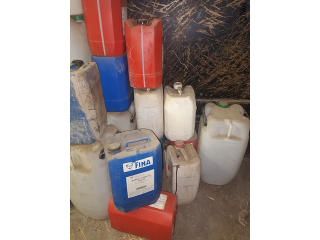 Lot 117 - bidons met producten - afbeelding 2 van  4