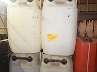 Lot 117 - bidons met producten - afbeelding 4 van  4