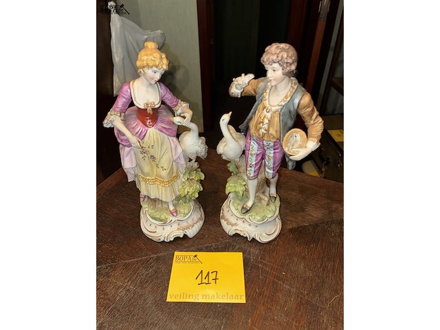 Lot 117 - biscuit beelden, 2 stuks - afbeelding 1 van  4