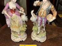 Lot 117 - biscuit beelden, 2 stuks - afbeelding 1 van  4