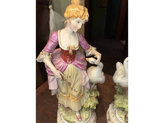 Lot 117 - biscuit beelden, 2 stuks - afbeelding 2 van  4