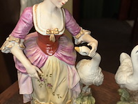 Lot 117 - biscuit beelden, 2 stuks - afbeelding 2 van  4