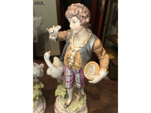 Lot 117 - biscuit beelden, 2 stuks - afbeelding 3 van  4