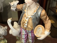 Lot 117 - biscuit beelden, 2 stuks - afbeelding 3 van  4