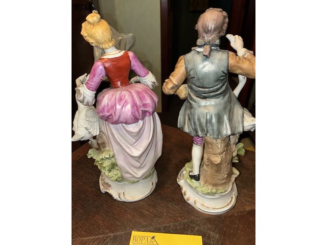 Lot 117 - biscuit beelden, 2 stuks - afbeelding 4 van  4