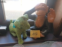 Lot 117 - hond en aap - afbeelding 1 van  4