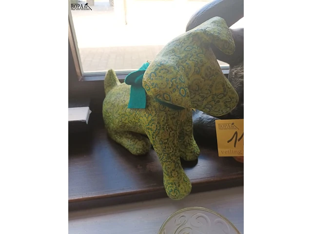 Lot 117 - hond en aap - afbeelding 2 van  4