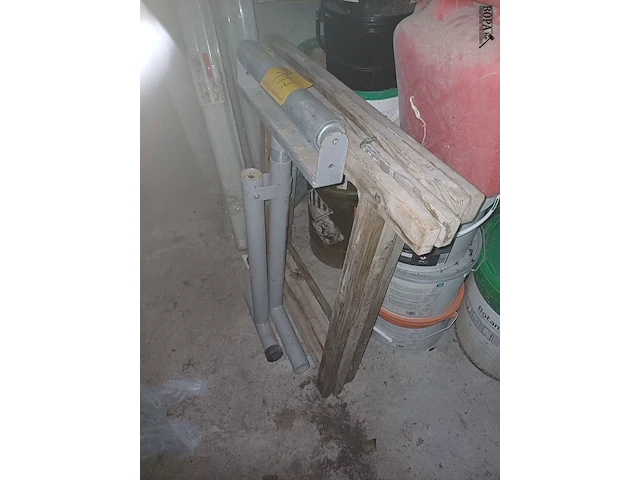 Lot 117 - houten en metalen schragen - afbeelding 1 van  2