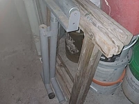Lot 117 - houten en metalen schragen - afbeelding 1 van  2