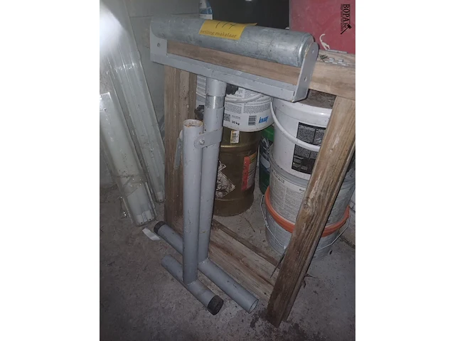 Lot 117 - houten en metalen schragen - afbeelding 2 van  2