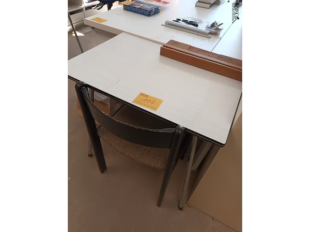 Lot 117 - tafel en stoel - afbeelding 1 van  3