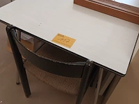 Lot 117 - tafel en stoel - afbeelding 1 van  3