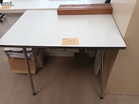 Lot 117 - tafel en stoel - afbeelding 2 van  3