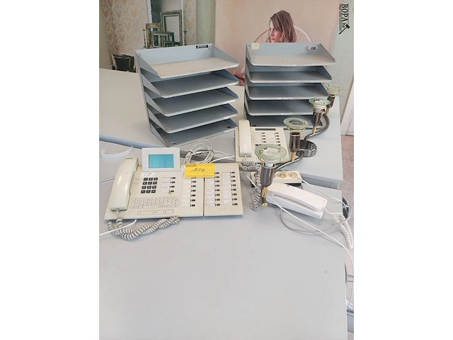 Lot 117 - telefoons en brievenvakken. 5 stuks en verlichtingsarmatuur - afbeelding 1 van  3