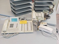 Lot 117 - telefoons en brievenvakken. 5 stuks en verlichtingsarmatuur - afbeelding 1 van  3