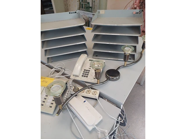 Lot 117 - telefoons en brievenvakken. 5 stuks en verlichtingsarmatuur - afbeelding 2 van  3