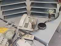 Lot 117 - telefoons en brievenvakken. 5 stuks en verlichtingsarmatuur - afbeelding 2 van  3