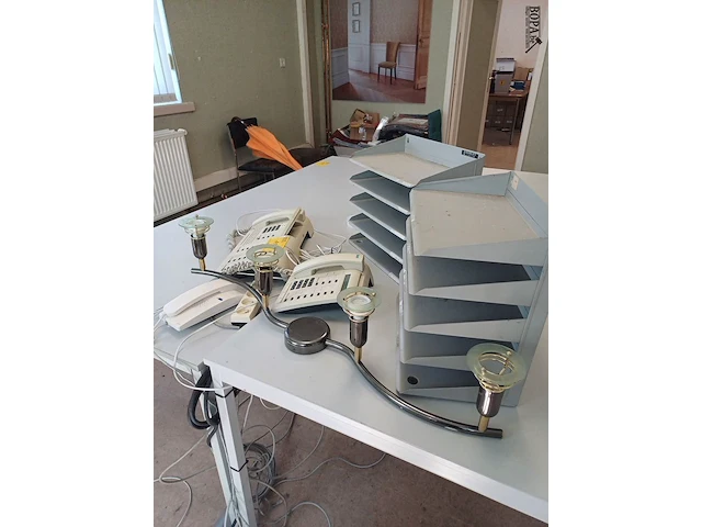 Lot 117 - telefoons en brievenvakken. 5 stuks en verlichtingsarmatuur - afbeelding 3 van  3