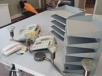 Lot 117 - telefoons en brievenvakken. 5 stuks en verlichtingsarmatuur - afbeelding 3 van  3