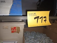 Lot 117 - wandrek met 5 legbanken - afbeelding 4 van  4