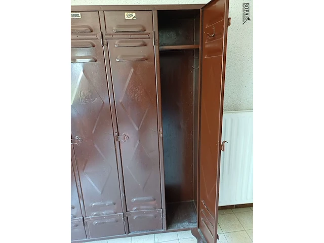 Lot 1174 - metalen lockerkast. 6 stuks - afbeelding 2 van  3