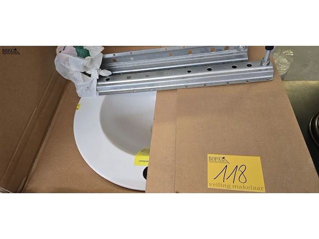 Lot 118 - badkuip en lavabo nieuw - afbeelding 3 van  3