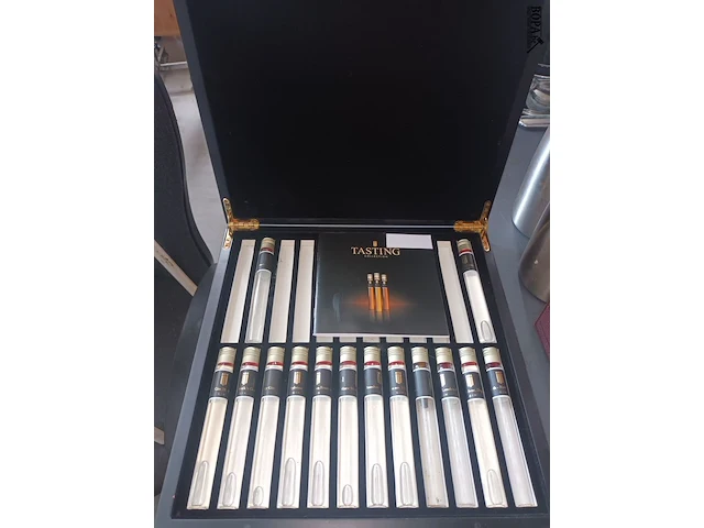 Lot 118 - horecamateriaal en gin stalen - afbeelding 5 van  5