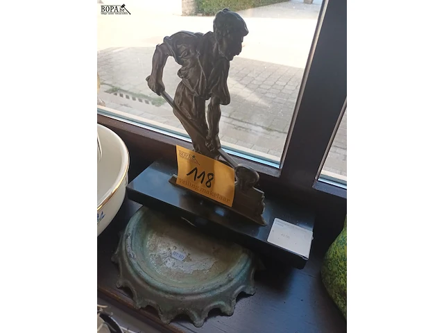 Lot 118 - kwispedoor en beeld op marmer - afbeelding 1 van  3