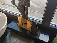 Lot 118 - kwispedoor en beeld op marmer - afbeelding 1 van  3