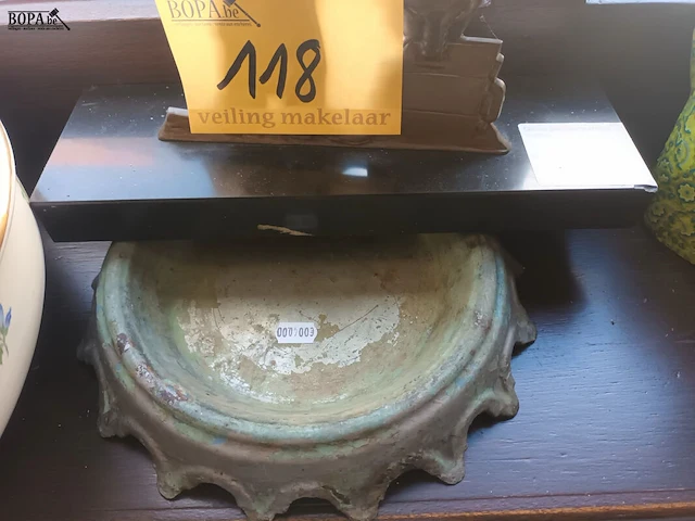 Lot 118 - kwispedoor en beeld op marmer - afbeelding 2 van  3